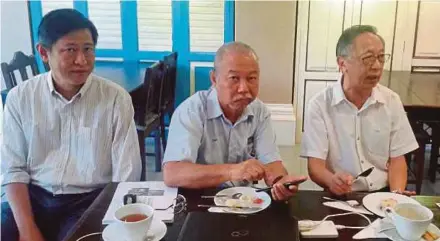  ?? PIC BY ADRIAN DAVID ?? Terengganu Chinese Peranakan Associatio­n secretary Yap Chuan Bin (centre) being flanked by its advisers Alex Lee (left) and Tan Ten Hong at in Jalan Sultan Sulaiman, Kuala Terengganu yesterday.