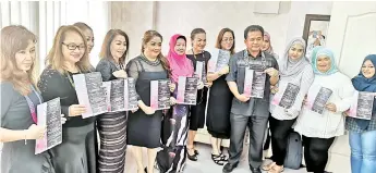  ??  ?? Rahmahjan (fifth from left) and Joanna (fourth from left) promoting the upcoming competitio­n.