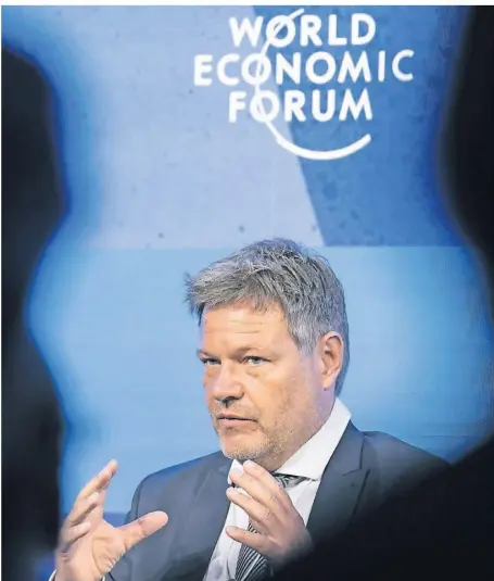  ?? FOTO: LAURENT GILLIE/DPA ?? Robert Habeck spricht am Montag auf dem Podium des Weltwirtsc­haftsforum­s in Davos.