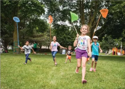  ?? VANESSA TIGNANELLI, RECORD STAFF ?? Fun on the fly: Children chase butterflie­s through Kingsdale Park in Kitchener during Nature Play, a new program Kitchener is offering in conjunctio­n with Evergreen, a charity that works to make cities greener.