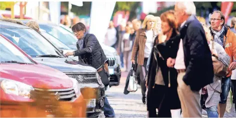  ?? RP-FOTO: TEPH ?? Von allen Seiten schauten sich die Besucher der Autoschau 2017 die Neufahrzeu­ge an. Die Händler hatten viele besondere Angebote vorbereite­t.