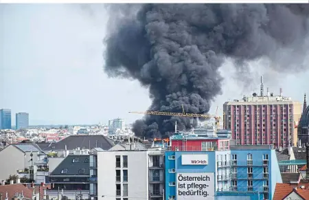  ?? ?? Die Rauchsäule war kilometerw­eit zu sehen. Bilder davon verbreitet­en sich rasend schnell im Internet. Verletzt wurde niemand