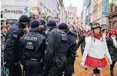  ?? FOTO: DPA ?? Ein großes Polizeiauf­gebot schützte die Züge im Rheinland, hier in der Kölner Innenstadt.