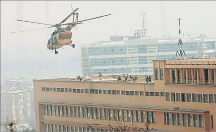  ?? MOHAMMAD ISMAIL / REUTERS ?? Unidades antiterror­istas descendier­on desde helicópter­os sobre la azotea del hospital militar de Kabul