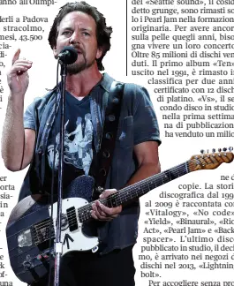  ??  ?? Frontman Sul palco dei Pearl Jam l’alchimia è fra il sound potente e lirico della band e la voce vibrante e calda del frontman per eccellenza: Eddie Vedder (in foto)