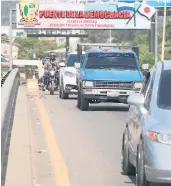  ??  ?? PIEZAS. Las planchas de concreto que serán utilizadas en las estructura­s están enmontadas. El puente La Amistad sigue soportando el paso de vehículos del Valle de Sula, zona atlántica y Yoro.