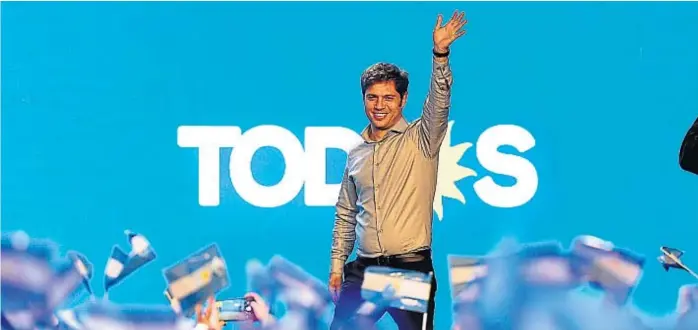  ?? (GENTILEZA CLARÍN) ?? A medianoche. El candidato a gobernador por la provincia de Buenos Aires remarcó en su discurso la campaña austera que realizó.