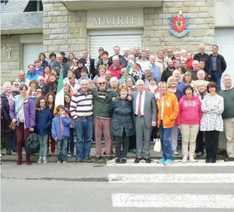  ??  ?? A group of Sligo people and their host families at Crozon Town Hall.