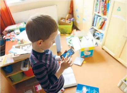  ??  ?? Kinder und digitale Endgeräte: In Österreich­s Schulen sollen sie Tablets bekommen, um besser pauken zu können. Philosoph Konrad Paul Liessmann bezweifelt den Nutzen der technische­n Aufrüstung.