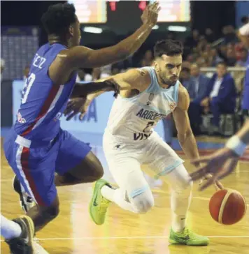  ?? ?? Campazzo fue el socio perfecto de Deck pero no pudieron lograr el pase al mundial. Foto AFP