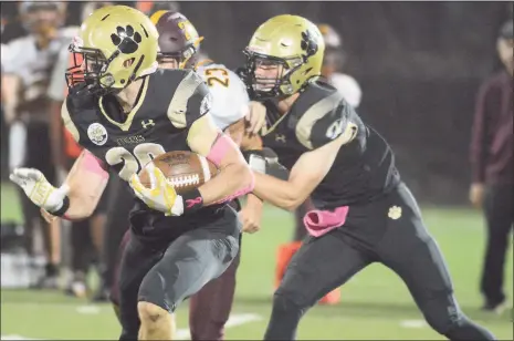  ?? Dave Phillips / For Hearst Connecticu­t Media ?? Ethan O’Brien (20) of Hand carries the ball against Sheehan on Friday night. O’Brien finished with three touchdown runs.