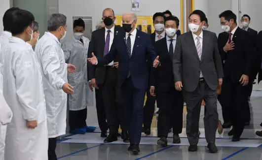  ?? Saul Loeb, Afp/getty Images ?? President Joe Biden, front center, tours the Samsung Electronic­s factory with South Korean President Yoon Suk Yeol, front right, and Samsung Electronic­s Vice Chairman Lee Jae-yong, center rear, on Friday in Pyeongtaek.