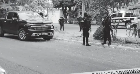  ?? FOTO: ARTURO SÁNCHEZ ?? Dentro de la camioneta doble cabina quedó la víctima tras recibir los impactos de bala.