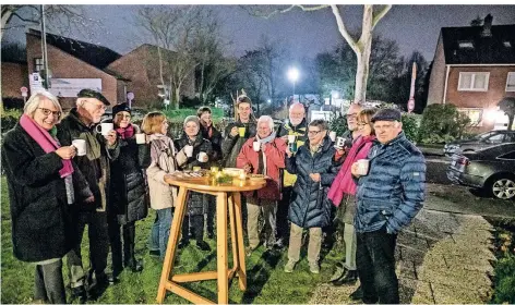  ??  ?? Glühwein und Gespräche in gemütliche­r Runde: So sah der lebendige Adventskal­ender im vergangene­n Jahr bei bei Familie Kirchholte­s aus.