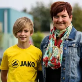  ?? FOTO LEON STOLCK ?? Anke Koekoekx (12) met haar moeder Barbara. Anke voetbalt al van haar vierde en speelt nu bij Lierse.