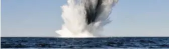  ??  ?? Explosion d'une mine datant de la Deuxième Guerre mondiale en mer Baltique, en 2014. Ce type de système, facile à concevoir et à mettre en oeuvre, est particuliè­rement proliféran­t. (© US Navy)
