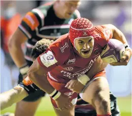  ?? GETTY IMAGES ?? UNSTOPPABL­E: Gabin Villière scores Toulon’s second try