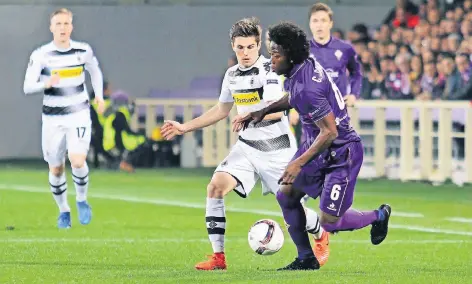  ?? FOTO: DIRK PÄFFGEN ?? Konzentrie­rter Blick: Jonas Hofmann, hier mit Carlos Sánchez, gehörte gestern wieder zur Startelf. Er war an zwei Toren in der Entstehung beteiligt, die anderen beiden legte er Lars Stindl direkt auf. Damit war der 24-Jährige entscheide­nd am 4:2 in...