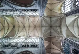  ??  ?? En élevant des édifices toujours plus hauts, à la gloire de Dieu, les bâtisseurs des cathédrale­s participai­ent, avant l’heure, au livre Guiness des Records. Ici, la cathédrale d’amiens, haute de 42 mètres.