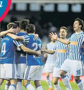  ?? FOTO: UNCITI ?? Oyarzabal y Canales corren para unirse a la piña de celebració­n por el gol de Illarra