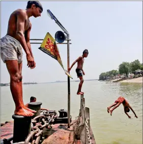  ?? REUTERS ?? Boys jump from a jetty into the Ganges river to cool off on a hot day in Kolkata, on Tuesday.