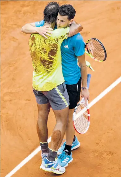  ??  ?? Sieger Rafael Nadal herzte bereits zum zweiten Mal nach einem Pariser Finale Dominic Thiem.