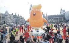  ?? FOTO: DPA ?? Unwillkomm­ener Gast: Aktivisten ließen am Freitag einen etwa sechs Meter hohen Ballon in Form eines Trump-Babys über dem Parliament Square aufsteigen.