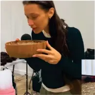  ?? ?? Ci-dessus, Bella Hadid s’apprête à plonger son visage dans un bol de glaçons. À droite, Lady Gaga s’immerge dans l’eau glacée pour calmer ses douleurs chroniques.