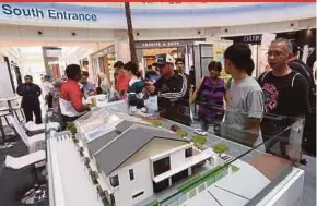  ?? EIZAIRI SHAMSUDIN
PIC BY ?? Visitors looking at property models at the MyRumah Property Showcase at The Curve, Mutiara Damansara, yesterday.