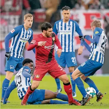  ?? FOTO: DPA ?? Beim 0:2 gegen Berlin war Leverkusen­s Angreifer Kevin Volland (Mitte) engagiert wie eh und je, nur ein Tor blieb dem 25-Jährigen erneut verwehrt.