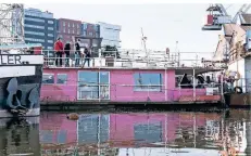  ?? FOTO: BOCKWOLDT/DPA ?? Das ehemalige Hausboot von Schlagersä­nger Gunter Gabriel liegt im Harburger Hafen: Hier gibt es viel zu tun.