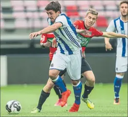  ?? FOTO: PROSHOTS.ES ?? Mikel Oyarzabal trata de zafarse de Stefan Mauk