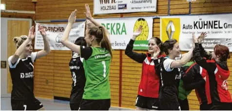  ?? Foto: Roland Stoll ?? Groß war die Freude bei den Handballda­men des TSV Wertingen nach ihrem Sieg gegen Tabellenfü­hrer Haunstette­n III.
