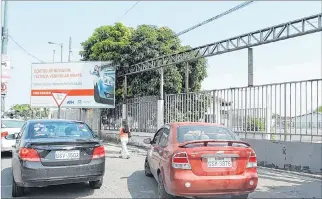  ?? CHRISTIAN VÁSCONEZ / EXPRESO ?? Inconvenie­nte. Propietari­os de vehículos acudieron confiados en que la atención iba a ser normal.