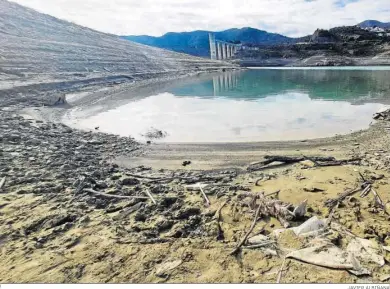  ?? JAVIER ALBIÑANA ?? El embalse de La Viñuela, en situación crítica este pasado verano.