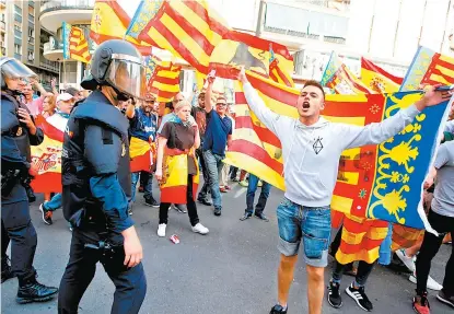  ??  ?? Grupos españolist­as se enfrentaro­n a manifestan­tes favorables al independen­tismo en la ciudad de Valencia.