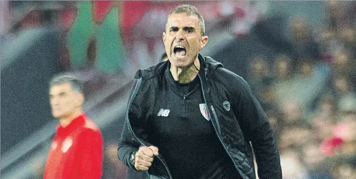  ?? FOTO: JUAN ECHEVERRÍA ?? Con Mendilibar al fondo
Gaizka Garitano grita durante el partido de la pasada temporada entre el Athletic y el Eibar en San Mamés, que terminó con victoria del equipo rojiblanco