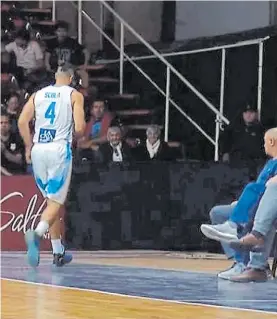  ??  ?? Mal momento. Luis Scola deja la cancha sin detenerse en el banco.