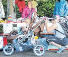  ?? FOTO: ROMEU ?? Während Mama stöbert, beobachtet Junior das Geschehen.