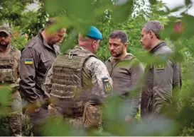  ?? (AFP) ?? Ukrainian President Volodymyr Zelensky talking with officers during his visit to the forward positions of the Armed Forces of Ukraine in the Vugledar-maryinka defense zone, Donetsk region, on Tuesday