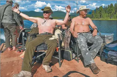  ?? FOTOS: AFP ?? RELAX. El presidente de Rusia, junto al ministro de Defensa, Sergei Shoigu, tomando un descanso.