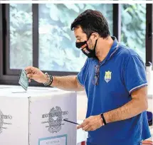  ??  ?? Matteo Salvini: Aus der erwarteten Siegesseri­e bei den Regionalwa­hlen wurde nichts