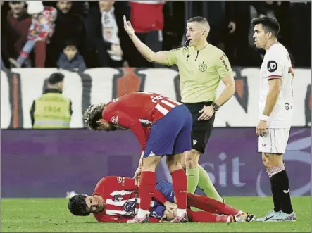  ?? FOTO: EFE ?? Álvaro Morata, en la acción en la que se lesionó la rodilla, y que dejó preocupado­s a todos los atléticos