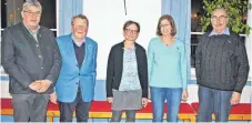  ?? FOTO: BAY ?? Gauobmann Claus Bayer (links) und Vorsitzend­e Andrea Schuler (3.v.l.) gratuliere­n (v.l.) Josef Egle, Karin Hügle und Roland Allmaier zu ihren langen Mitgliedsc­haften.