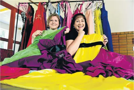  ?? Picture: EUGENE COETZEE ?? DAZZLING DESIGNS: Ronche Carthew, left, and Kezia da Silva with some of the dresses for matric pupils