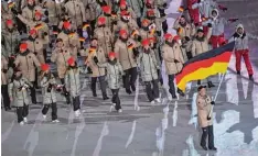  ?? Foto: Loic Venance, afp ?? Eric Frenzel führte die deutschen Sportler als Fahnenträg­er ins Olympiasta­dion. In der Nordischen Kombinatio­n gilt er als Medaillenk­andidat.