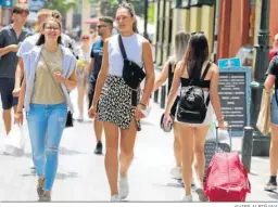  ?? JAVIER ALBIÑANA ?? Un grupo de turistas, ayer en el centro de Málaga.