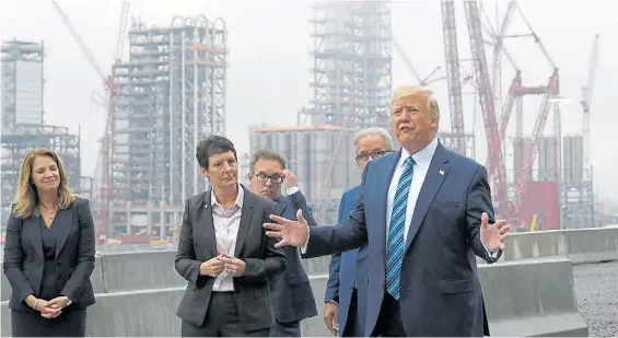  ?? AP ?? Anuncios. Donald Trump visitó ayer un complejo petroquími­co en construcci­ón en Pennsylvan­ia. Desde allí habló de la guerra comercial.