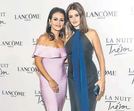  ?? BERNARDO PAZ ?? Las hermanas Mónica y Penélope Cruz en la presentaci­ón del nuevo perfume de Lancôme que se celebró esta semana en Madrid. Al acto también asistió Encarna Sánchez, la madre de las Cruz, y las chicas Almodóvar: Rossy, Loles y Bibiana.