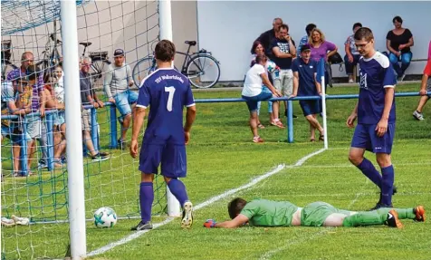  ?? Foto: Hieronymus Schneider ?? Walkertsho­fen am Boden: Unser Bild zeigt den Treffer zum 1:1, das in der Nachspielz­eit der ersten Halbzeit fiel. Doch es kam noch schlimmer, und am Ende war der Traum vom Aufstieg in die Kreisklass­e geplatzt.